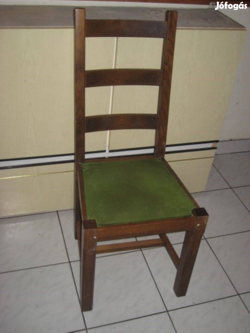 Fa régi, masszív szék kárpitozott