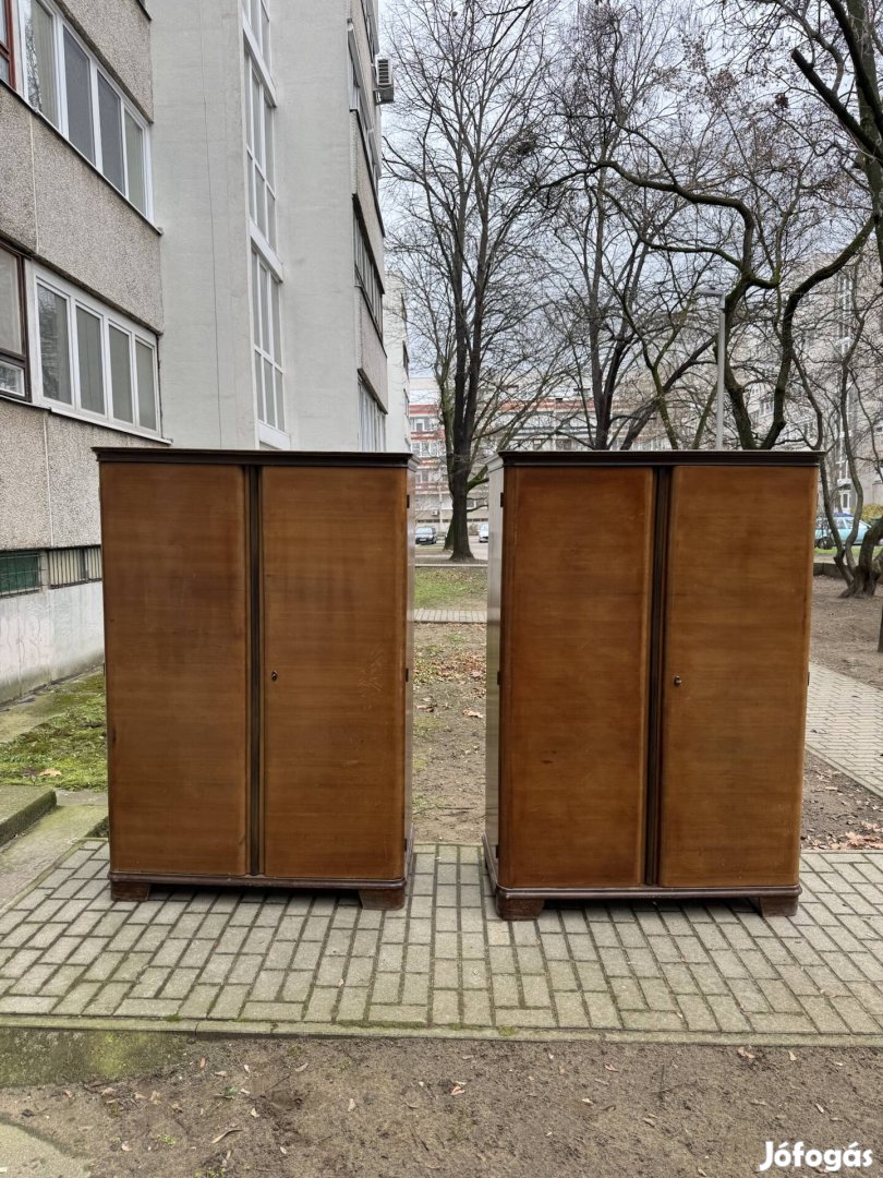 Fa ruhásszekrény