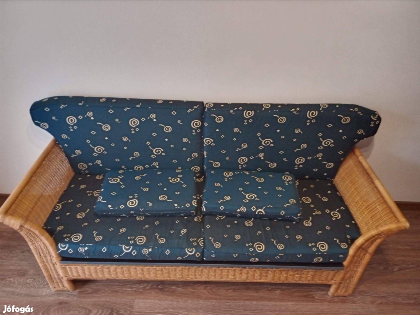 Fa szerkezetű rattan kanapé