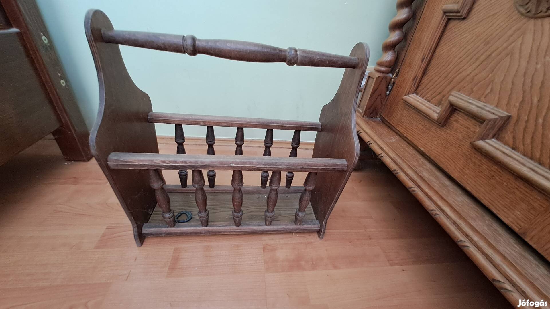 Fa újságtartó