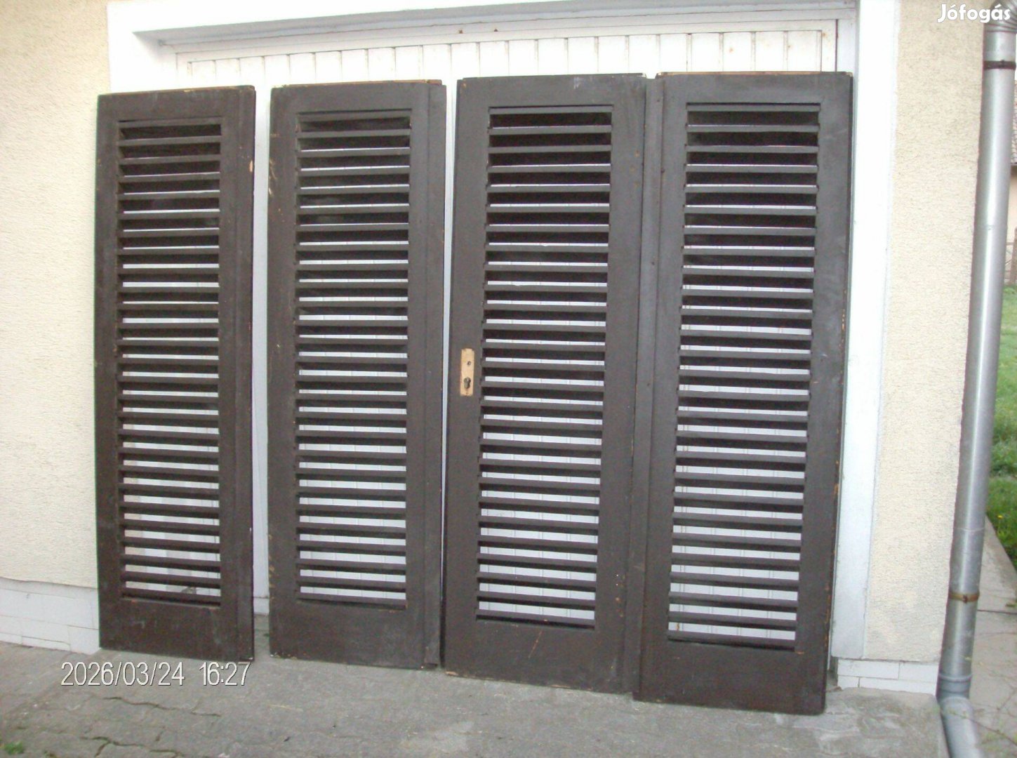 Fa zsalugáter, ajtó elé, nyaralónál volt beépítve, van