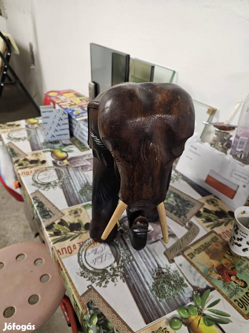 Fából faragott szerencsét hozó elefánt szobor 40cm x 40cm x 20 cm