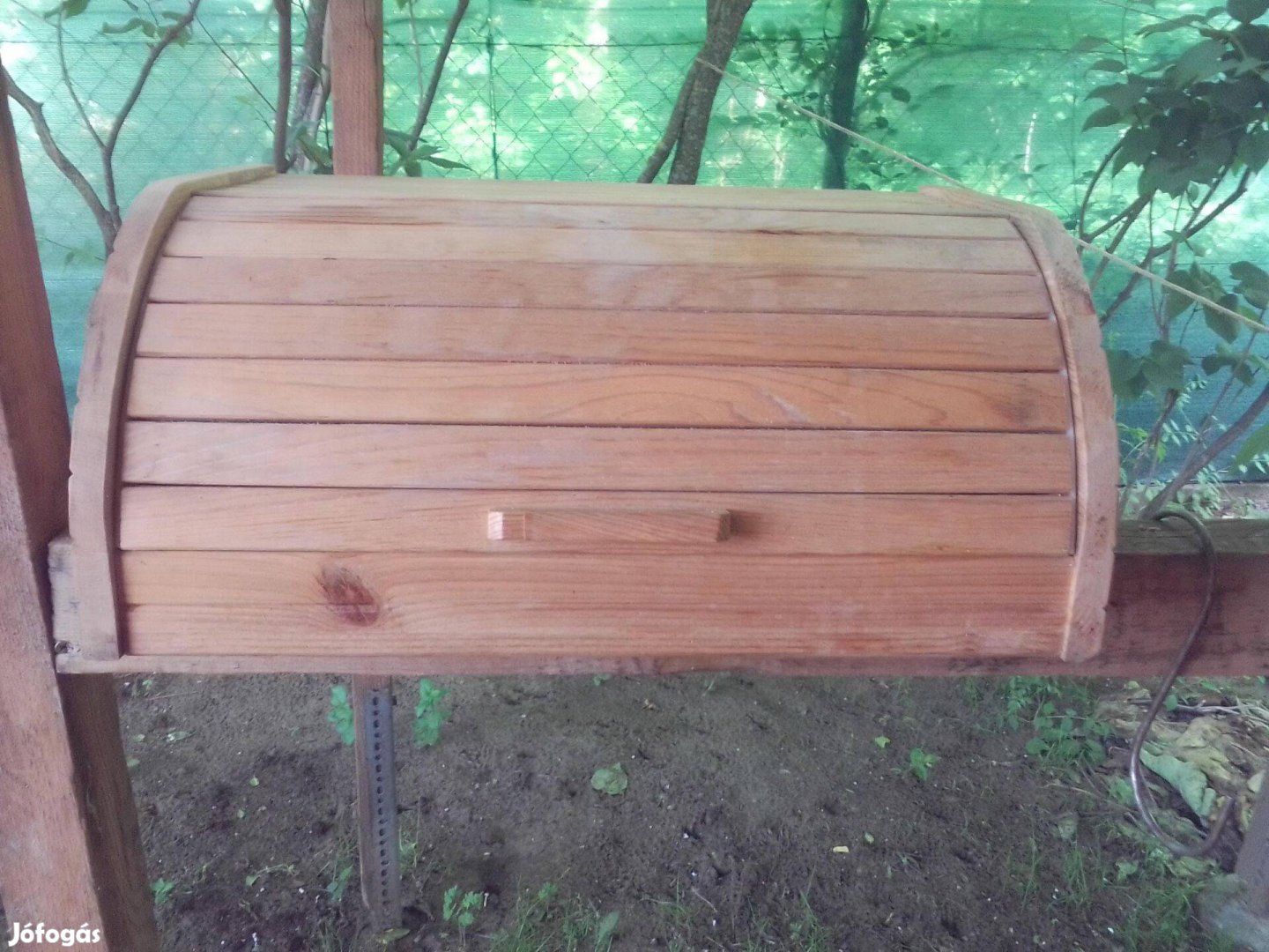 Fábol készült kenyértartó,