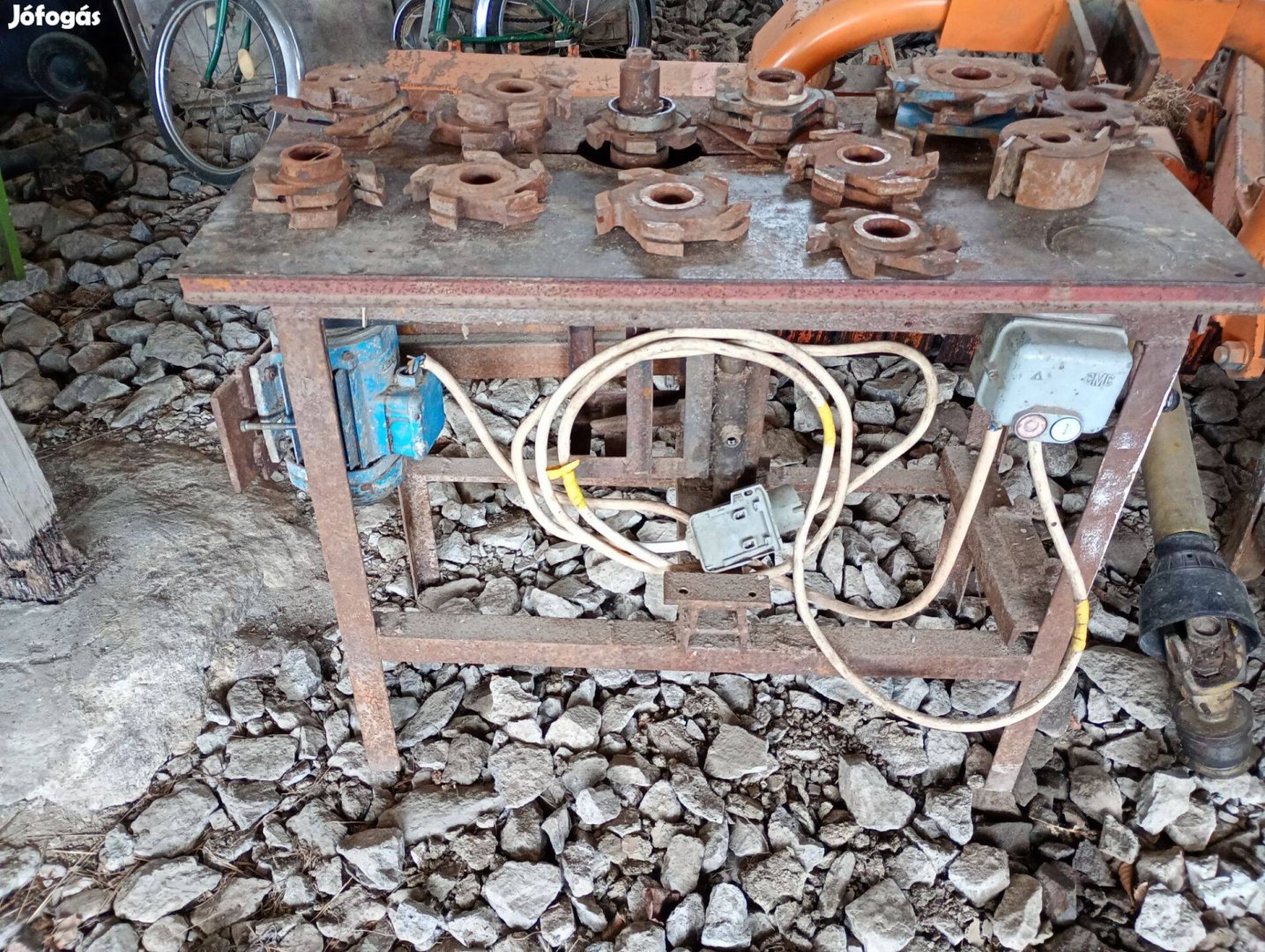 Faipari marógép késekkel