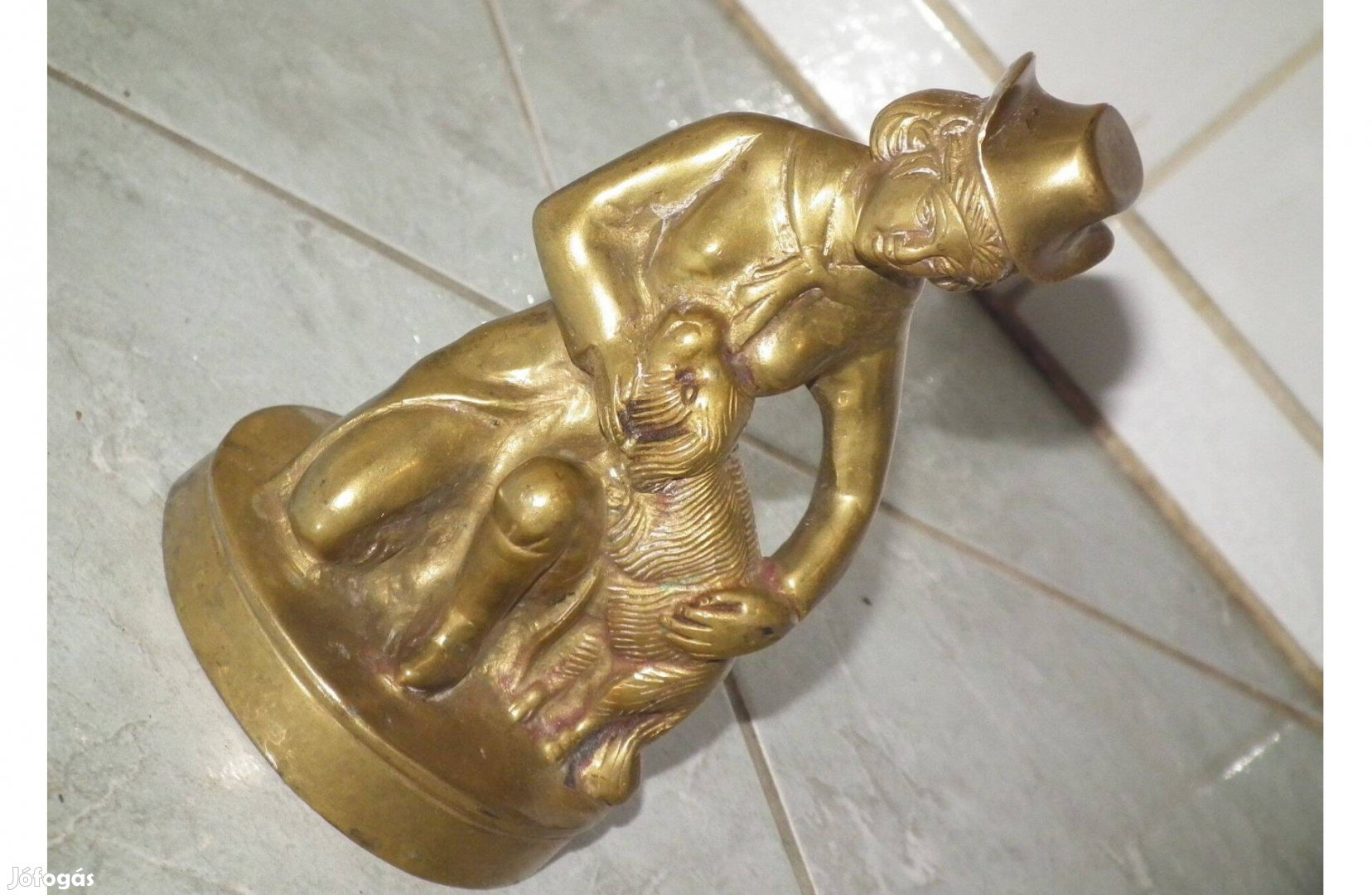 Fajsúlyos réz szobor kisasszony tündéri kutyussal