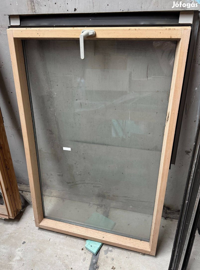 Fakro bontott tetőtéri ablak