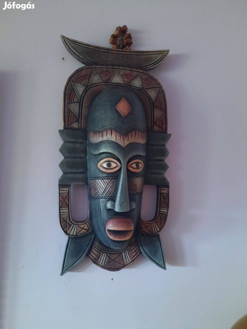 Fali dekoráció fa maszkok