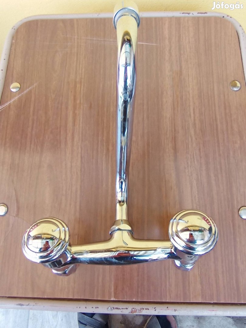 Fali mosogató csaptelep.