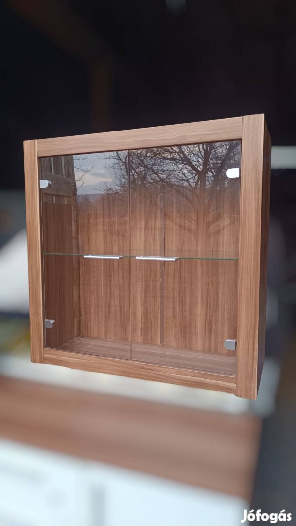 Fali vitrin üveg polccal