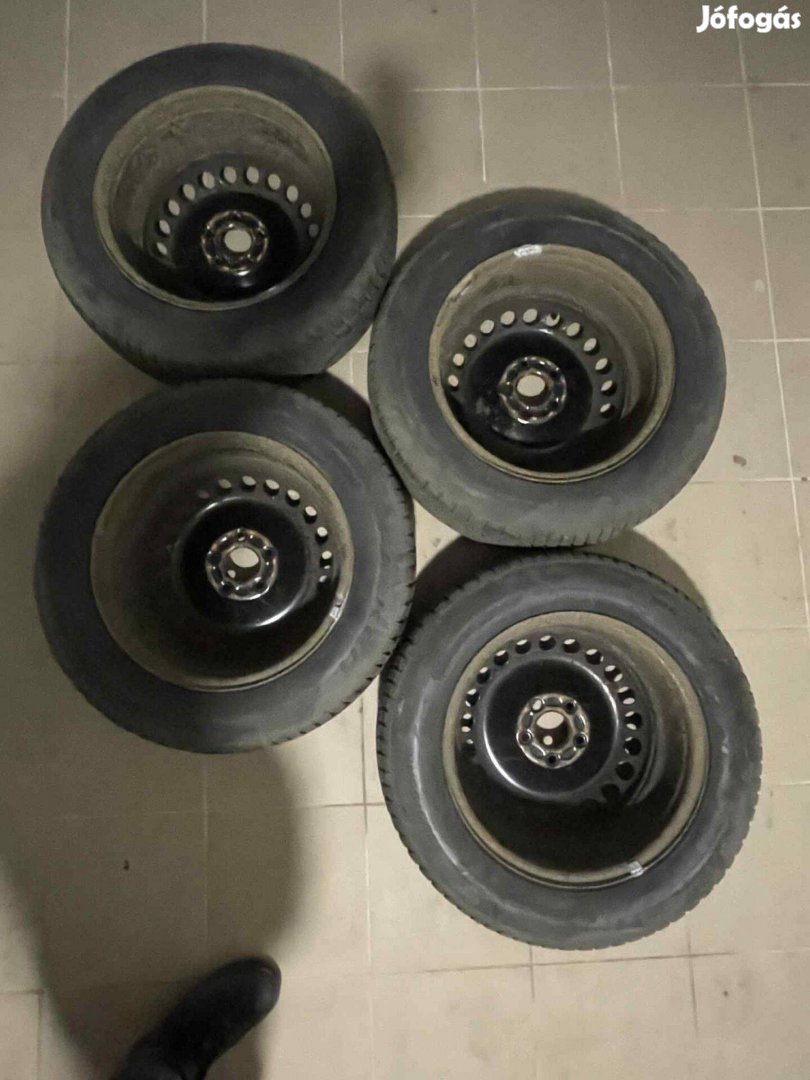 Falken 225/55 R16-os télgumik acélfelnin