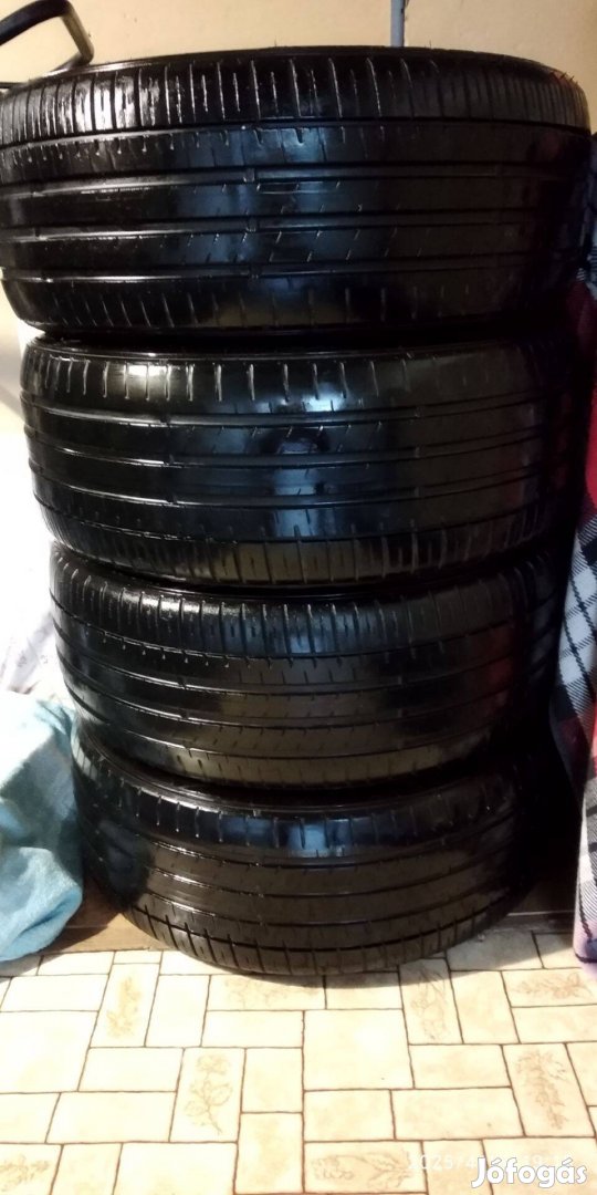 Falken 235/45/19 nyári gumi garnitúra.használt