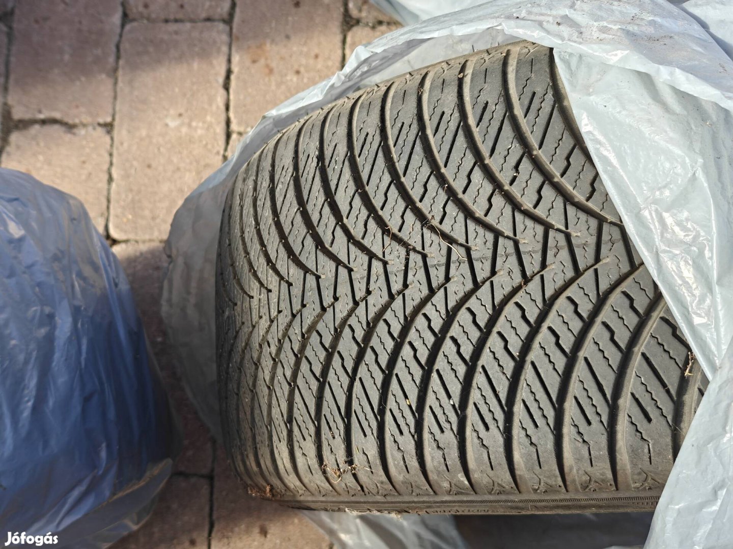 Falken 235/45 R18 négyevszakos gumi 50% , 4 db.