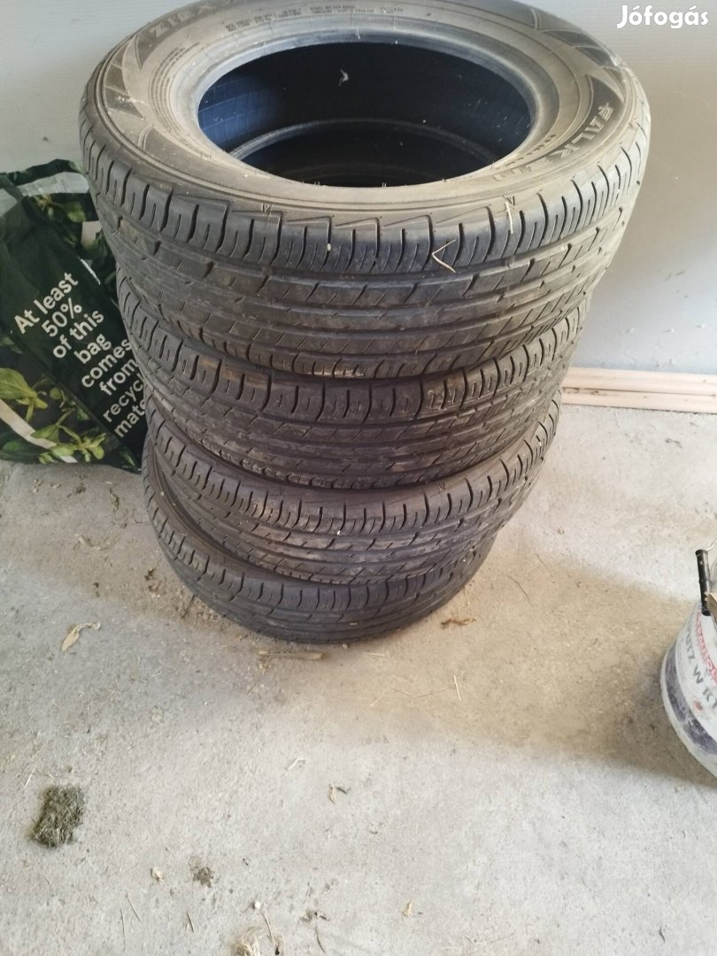 Falken gumiabroncs 4 db 195/65/R15 jó állapotban nyári 