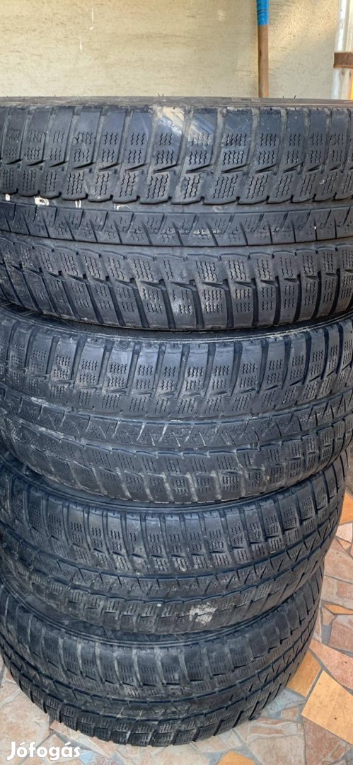 Falken téligumik 235/45R17