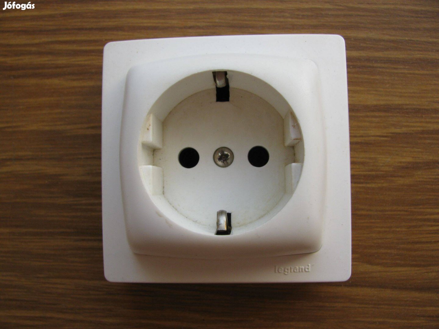 Falon kívüli hálózati konnektor aljzat