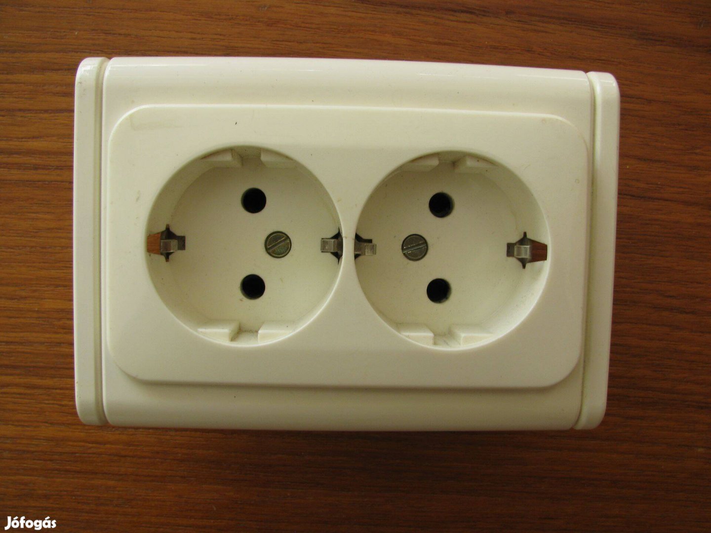 Falon kívüli kettes konnektor