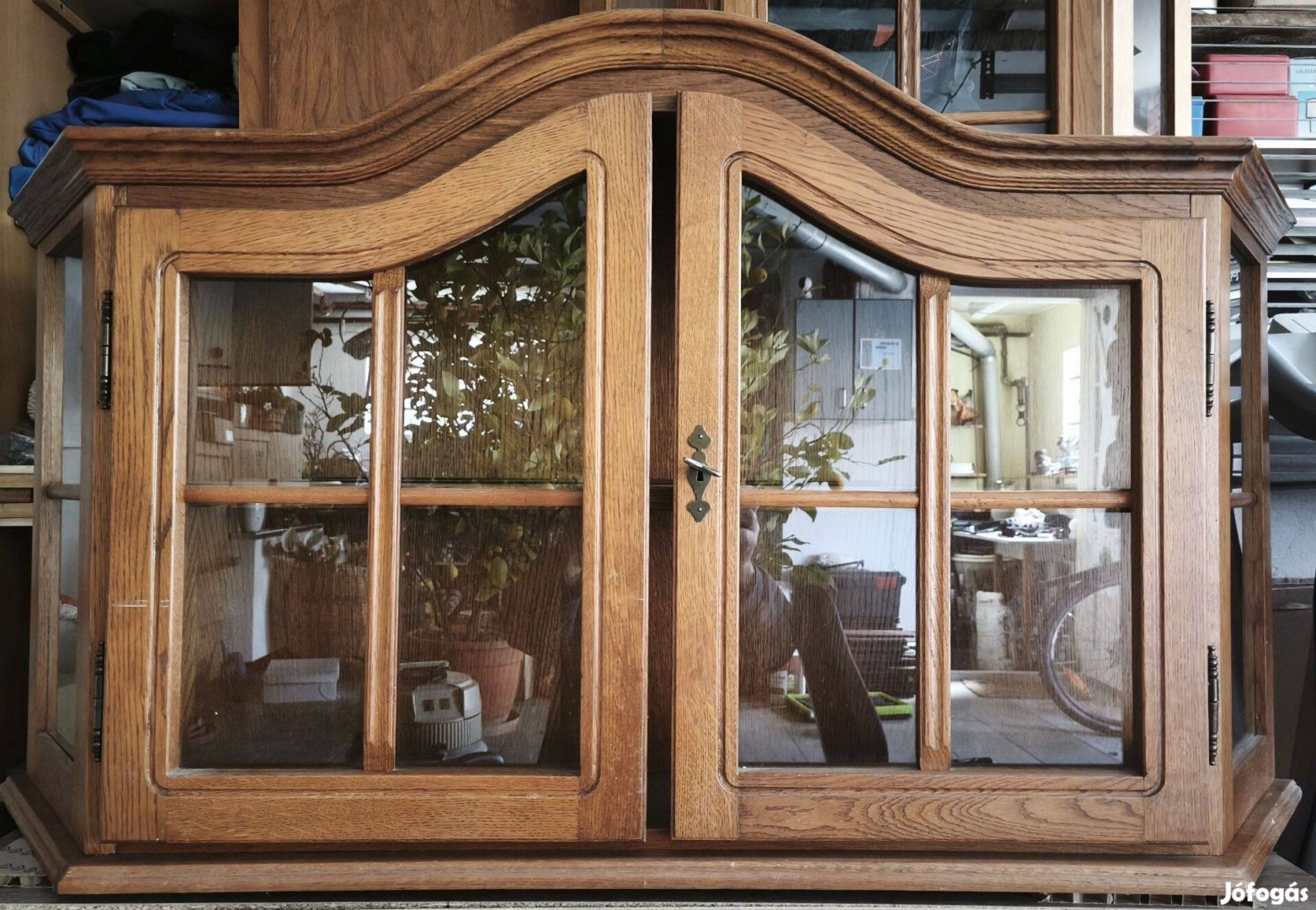 Falra akasztható, vitrines szekrény