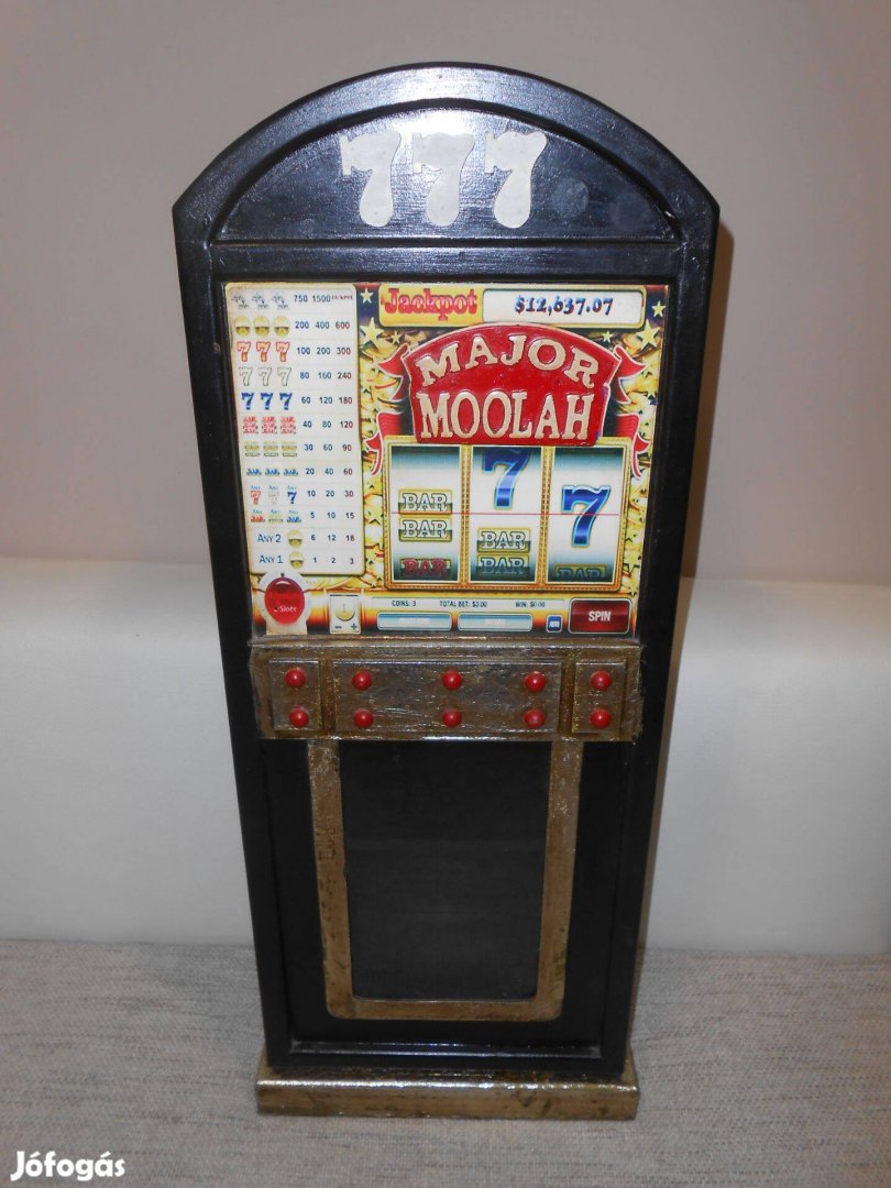 Falra is akasztható egyedi fa szekrény különlegesség