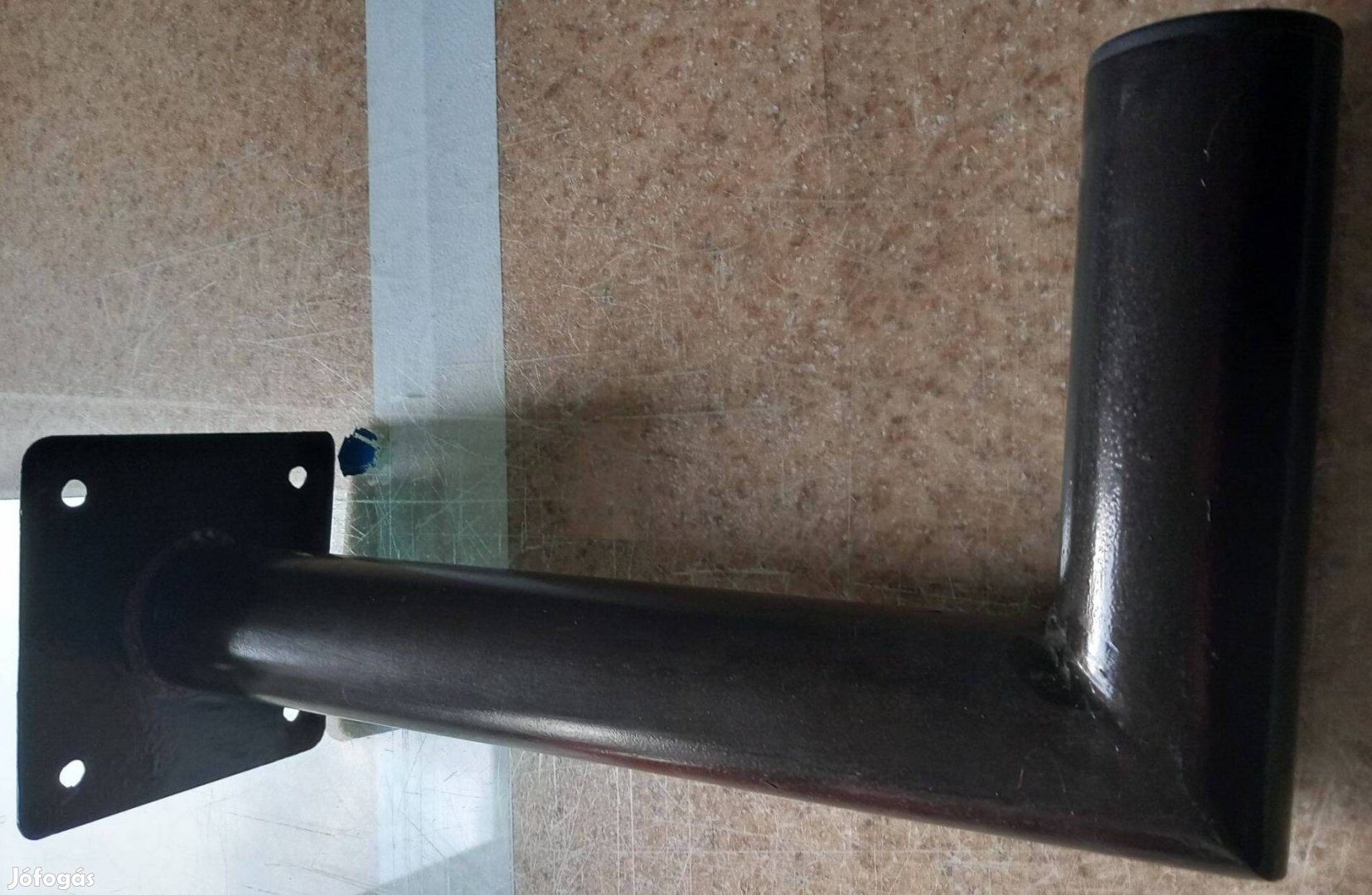 Falra szerelhető, tábla vagy közlekedési tükör tartó konzol