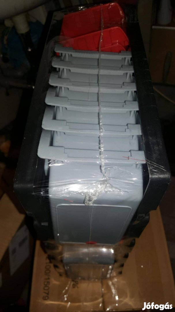 Falra szerelhető szerszám és csavartartó