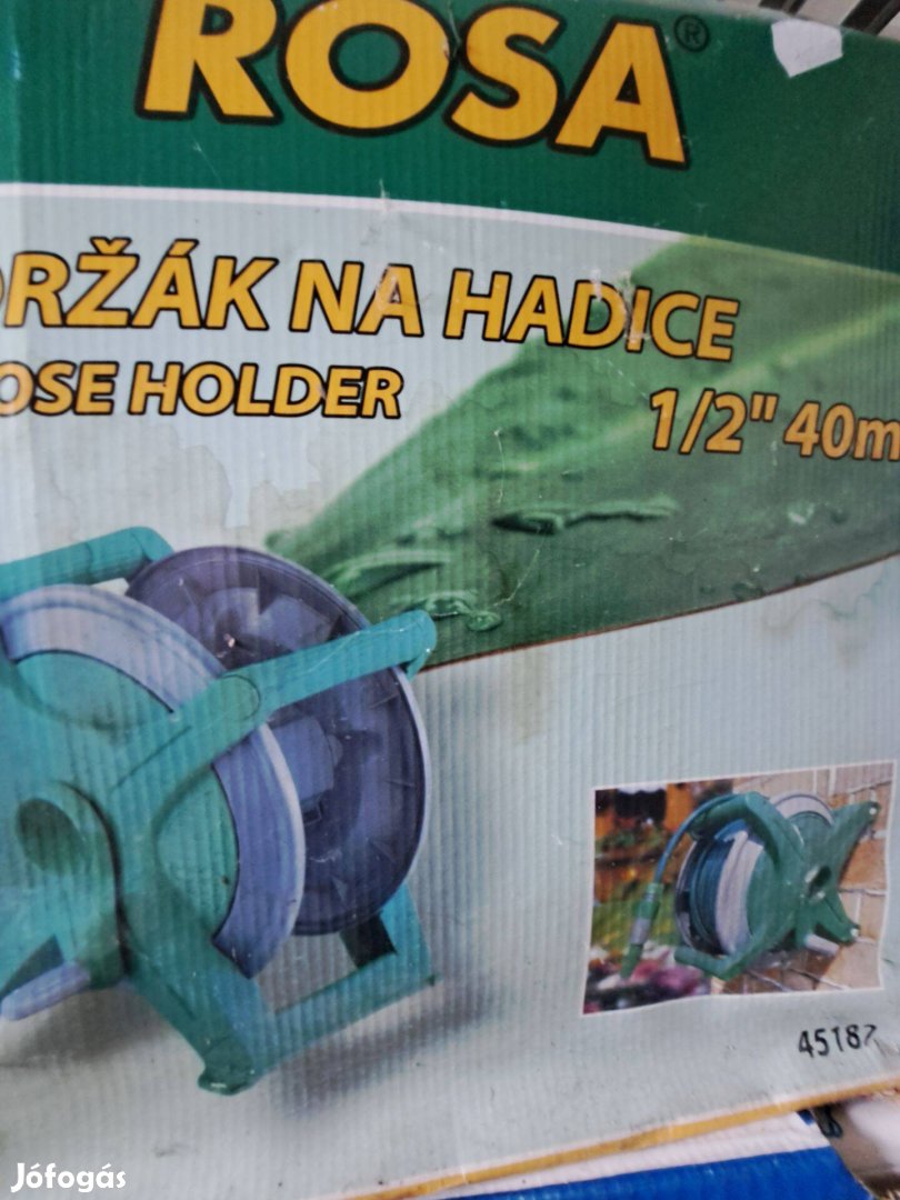 Falra szerelhető tömlőtartó