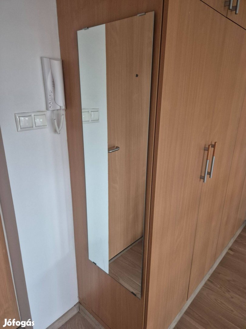 Falra szerelhető tükör