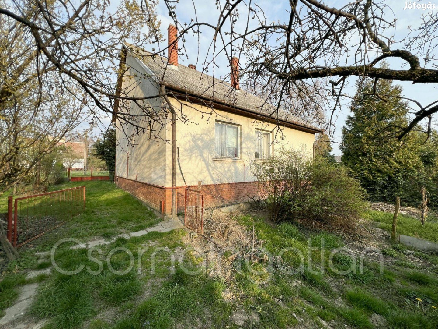 Farád 1981-ben épült 3 szobás masszív ház eladó