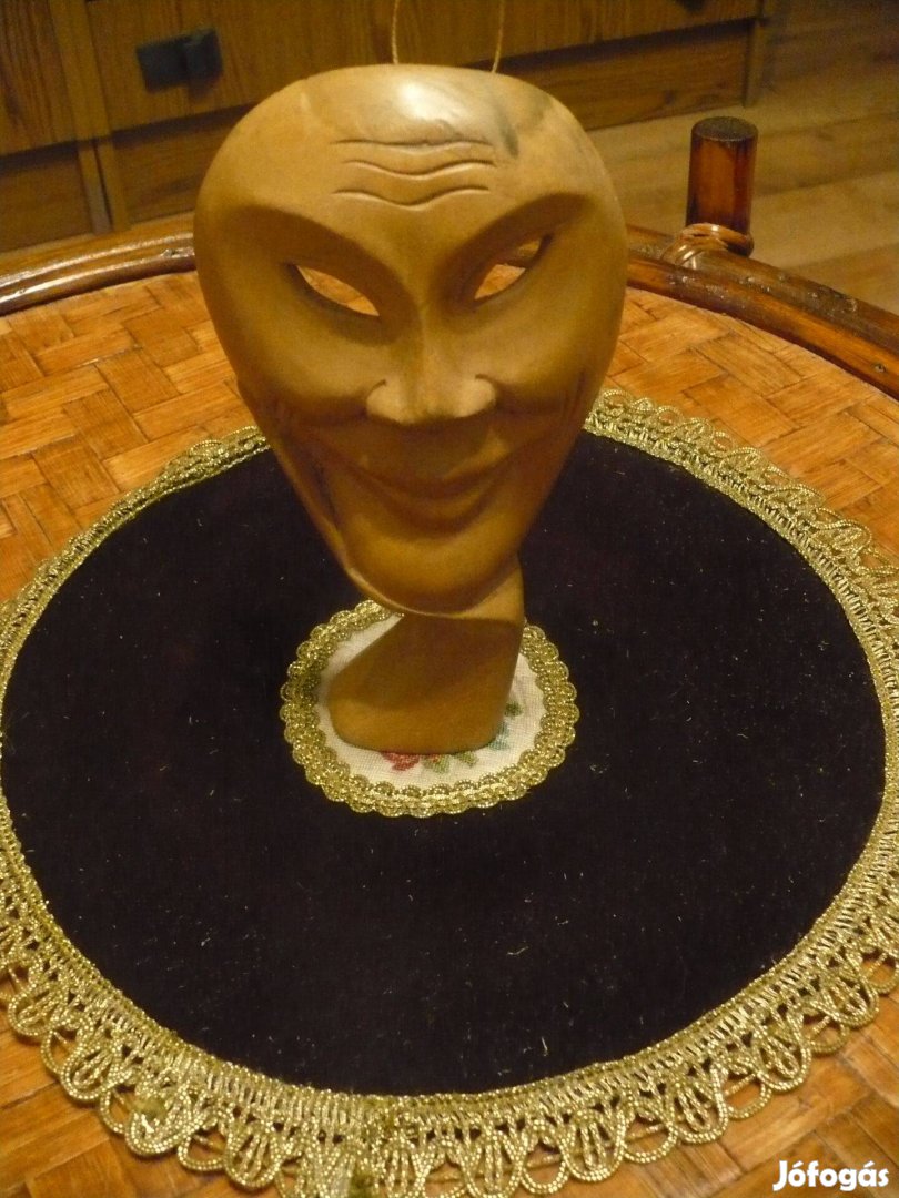 Faragott arc polc dísz