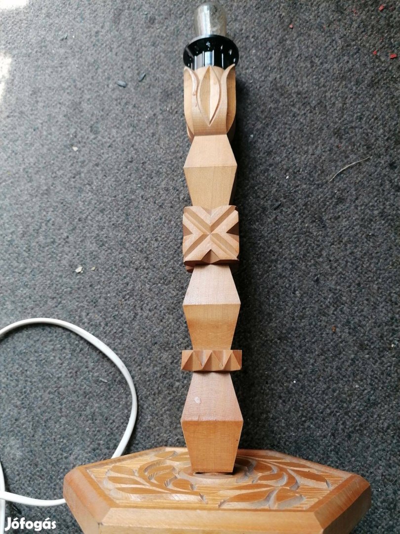 Faragott asztalilámpa