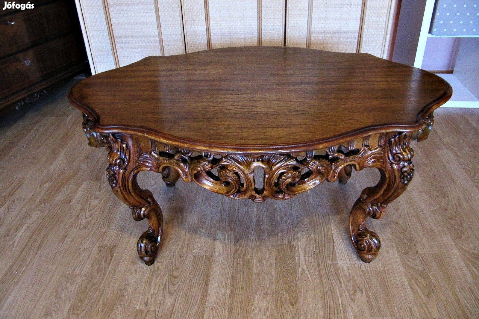 Faragott barokk stílusú asztal