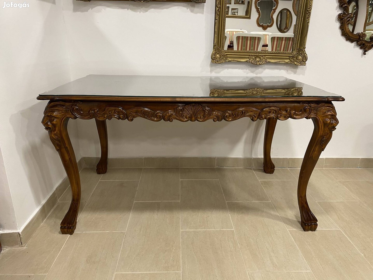 Faragott étkezőasztal üveglappal a tetején