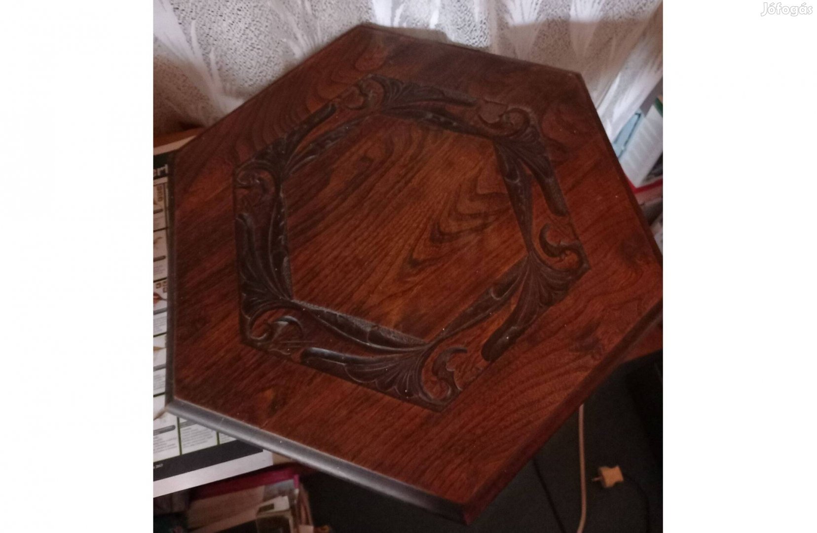 Faragott fa asztalka - Újszerű 71 cm magas, 49 cm asztallap