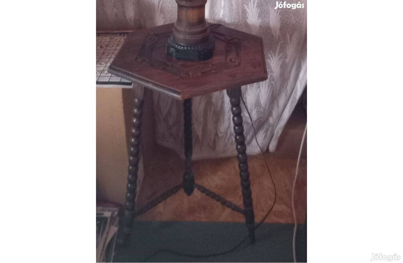 Faragott fa asztalka - Újszerű - 71 cm magas, 49 cm