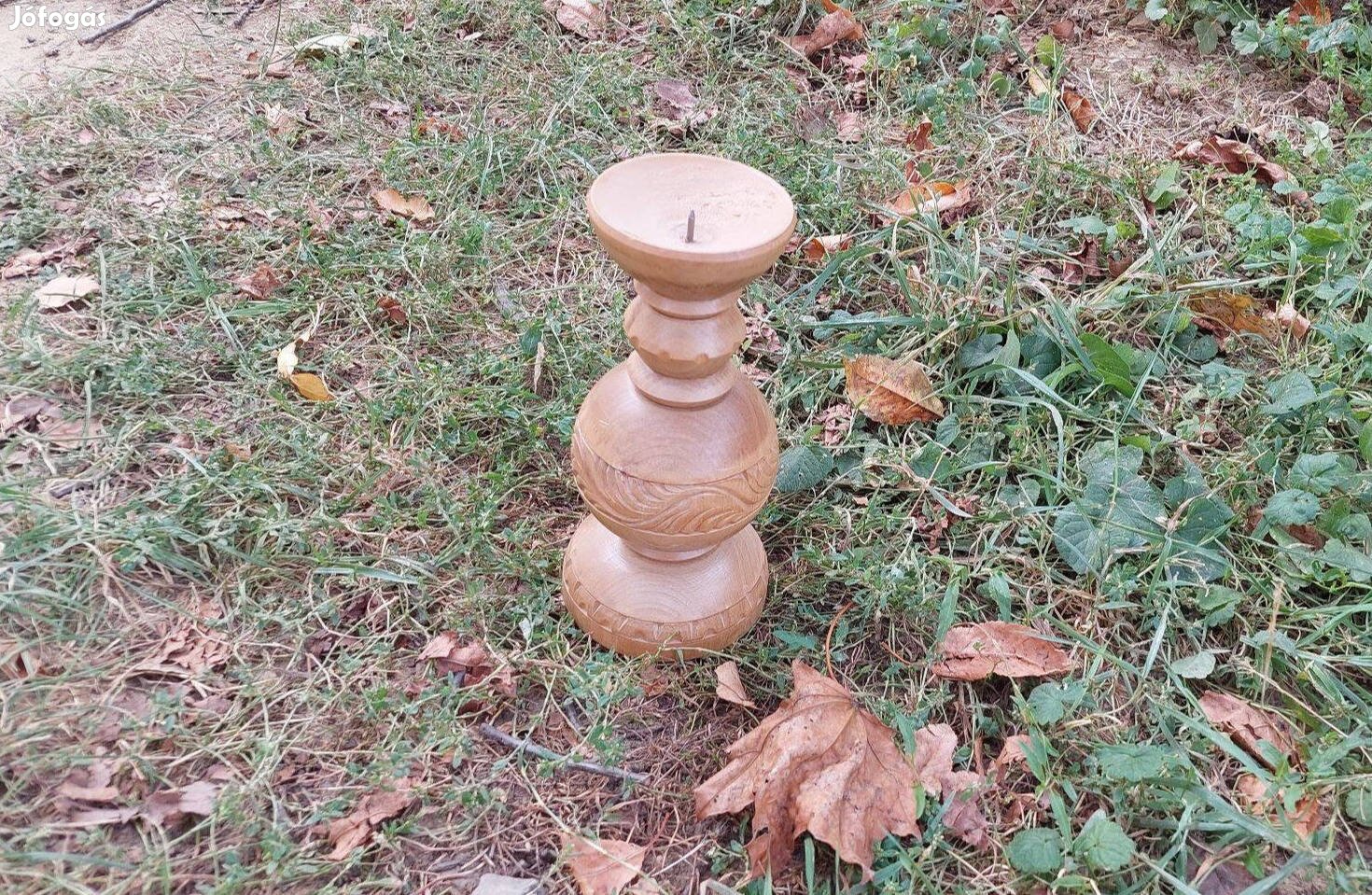 Faragott fa gyertyatartó, 21 cm magas