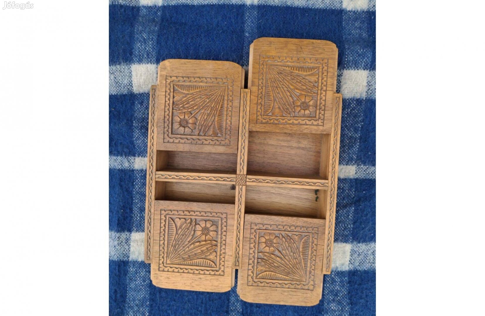Faragott fa ládika, kis tartó 2000 forintért eladó