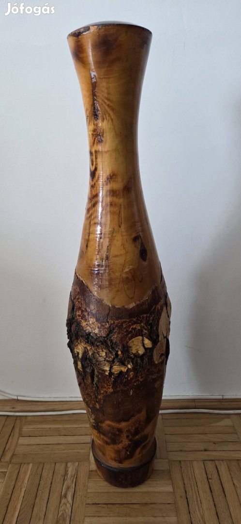 Faragott fa padlóváza 