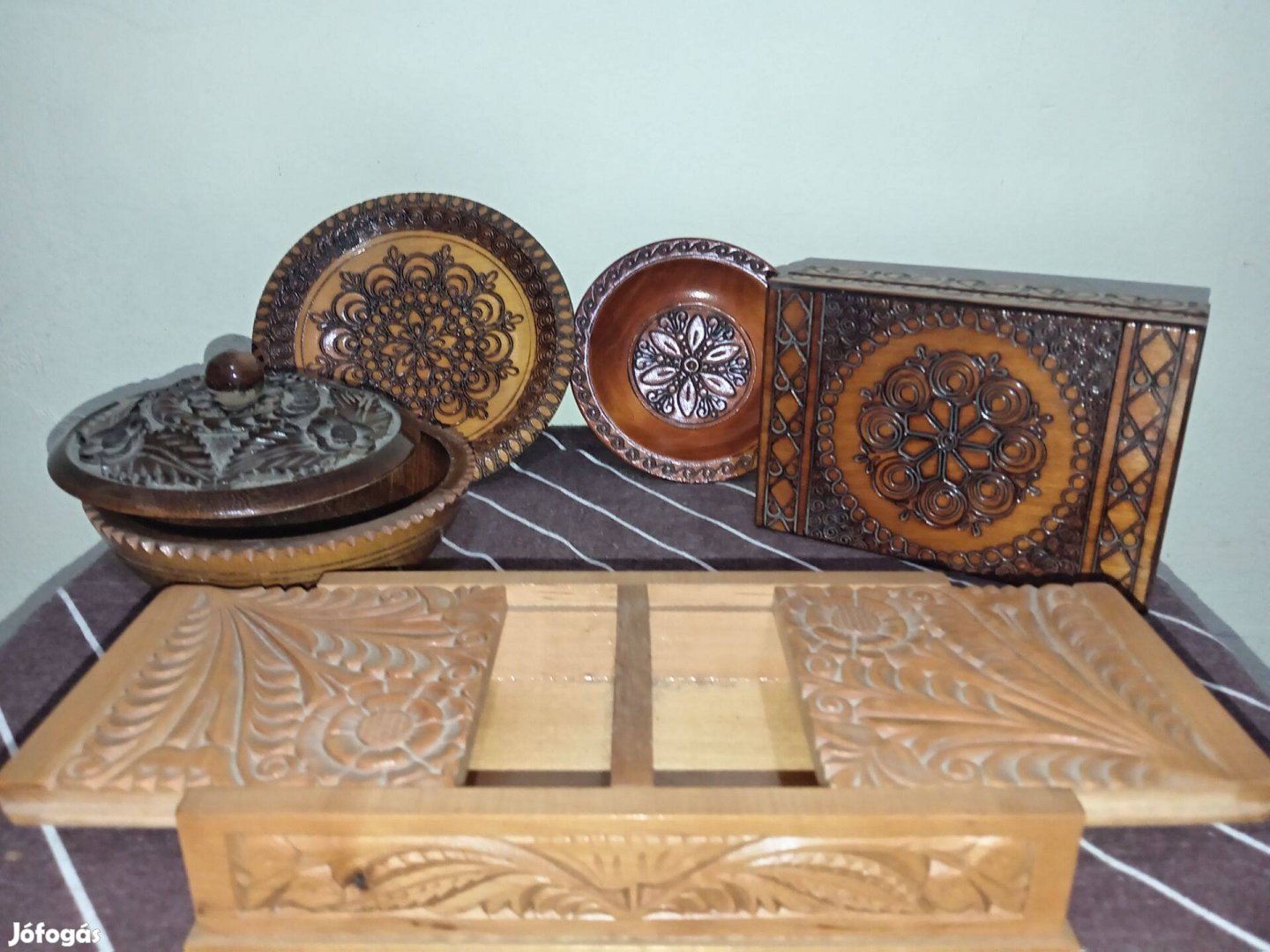 Faragott fa tál, dobozok