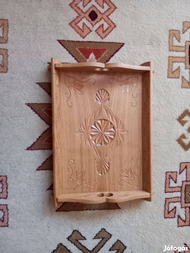 Faragott fa tálca