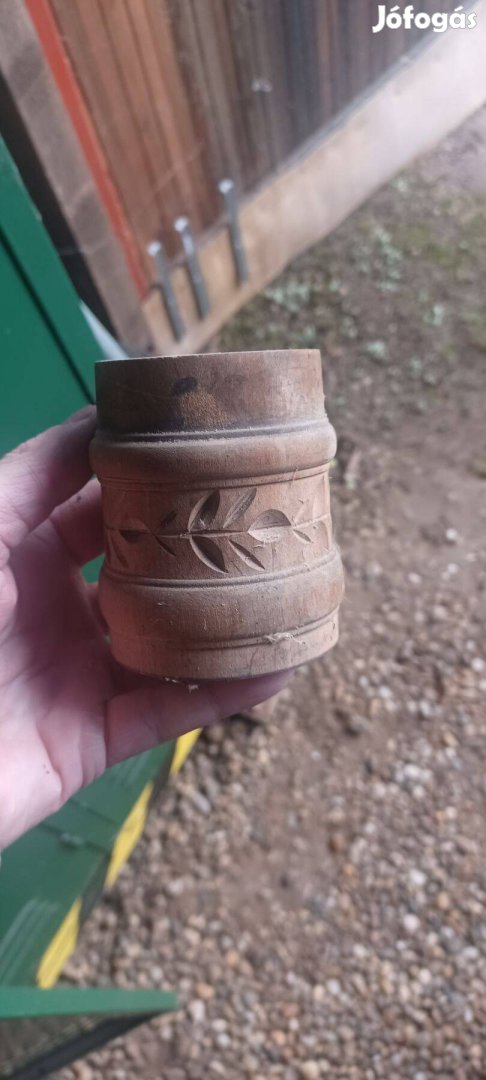 Faragott fa tartó