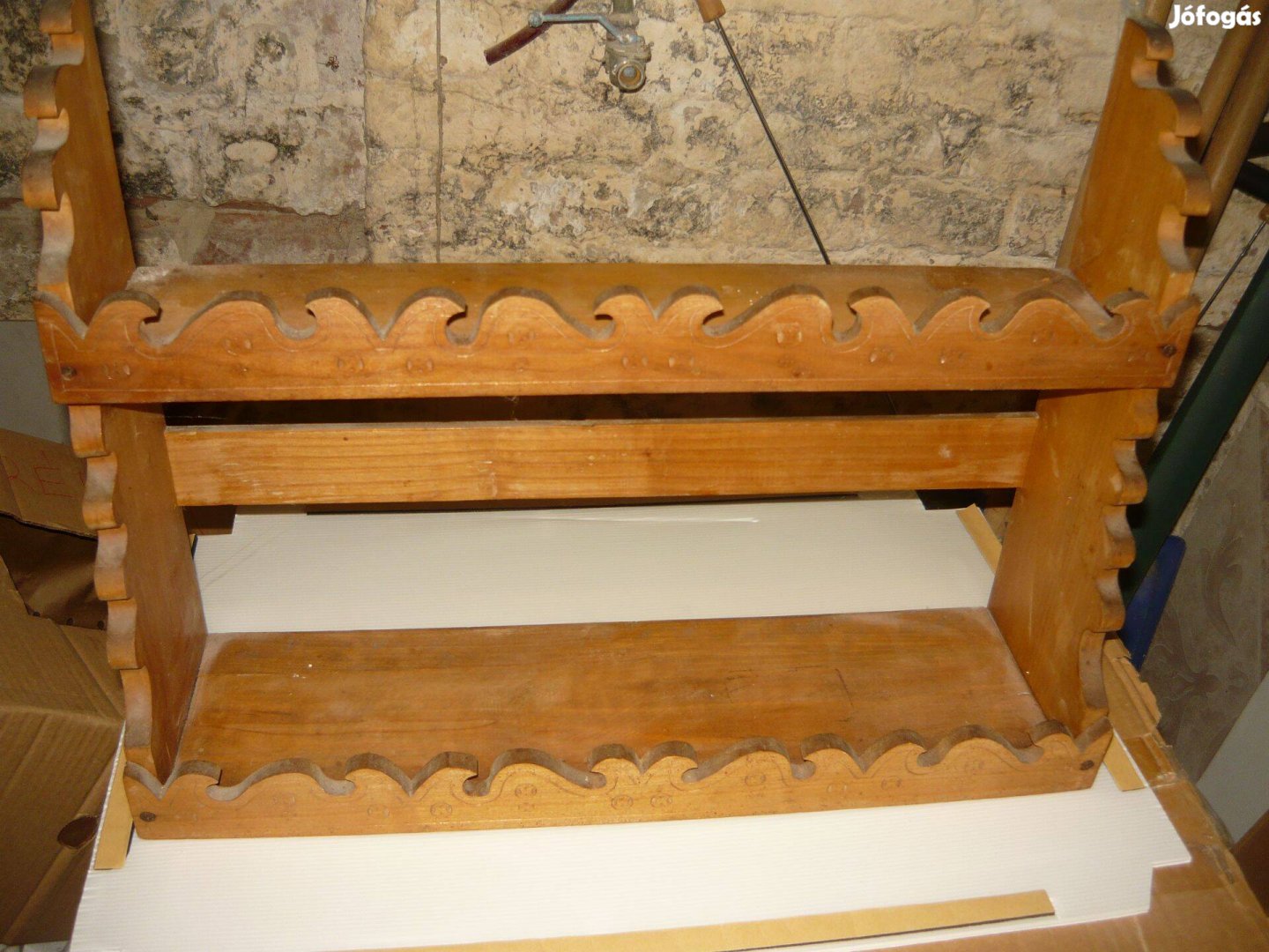 Faragott fűszertartó polc