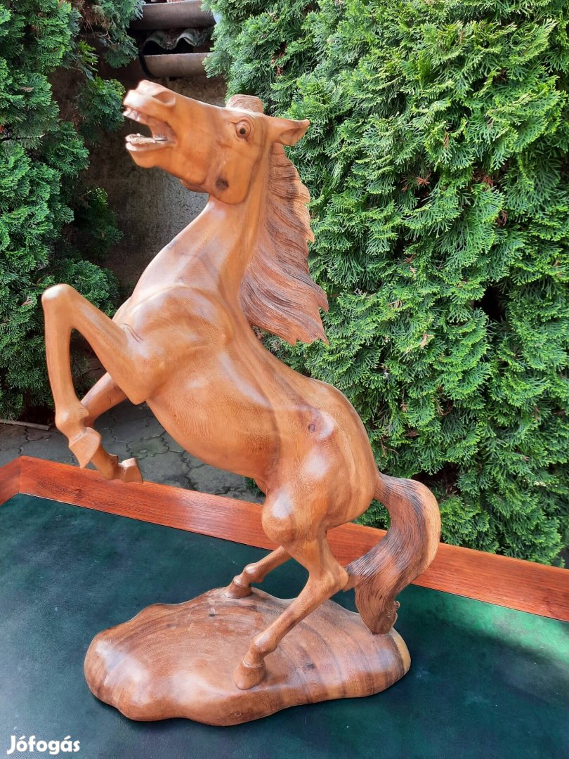 Faragott ló szobor 