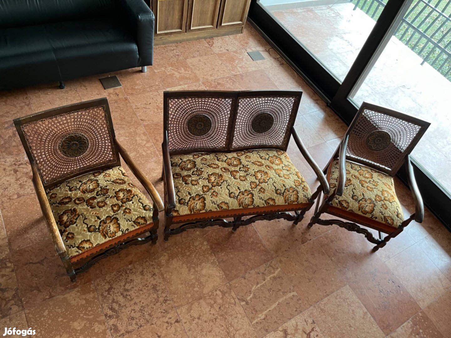 Faragott stílbútor kanapé és székek