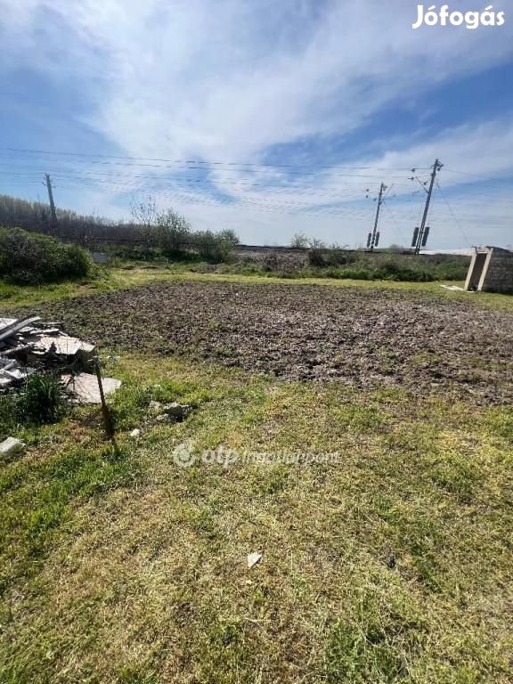 Farmosi eladó 990 nm-es telek