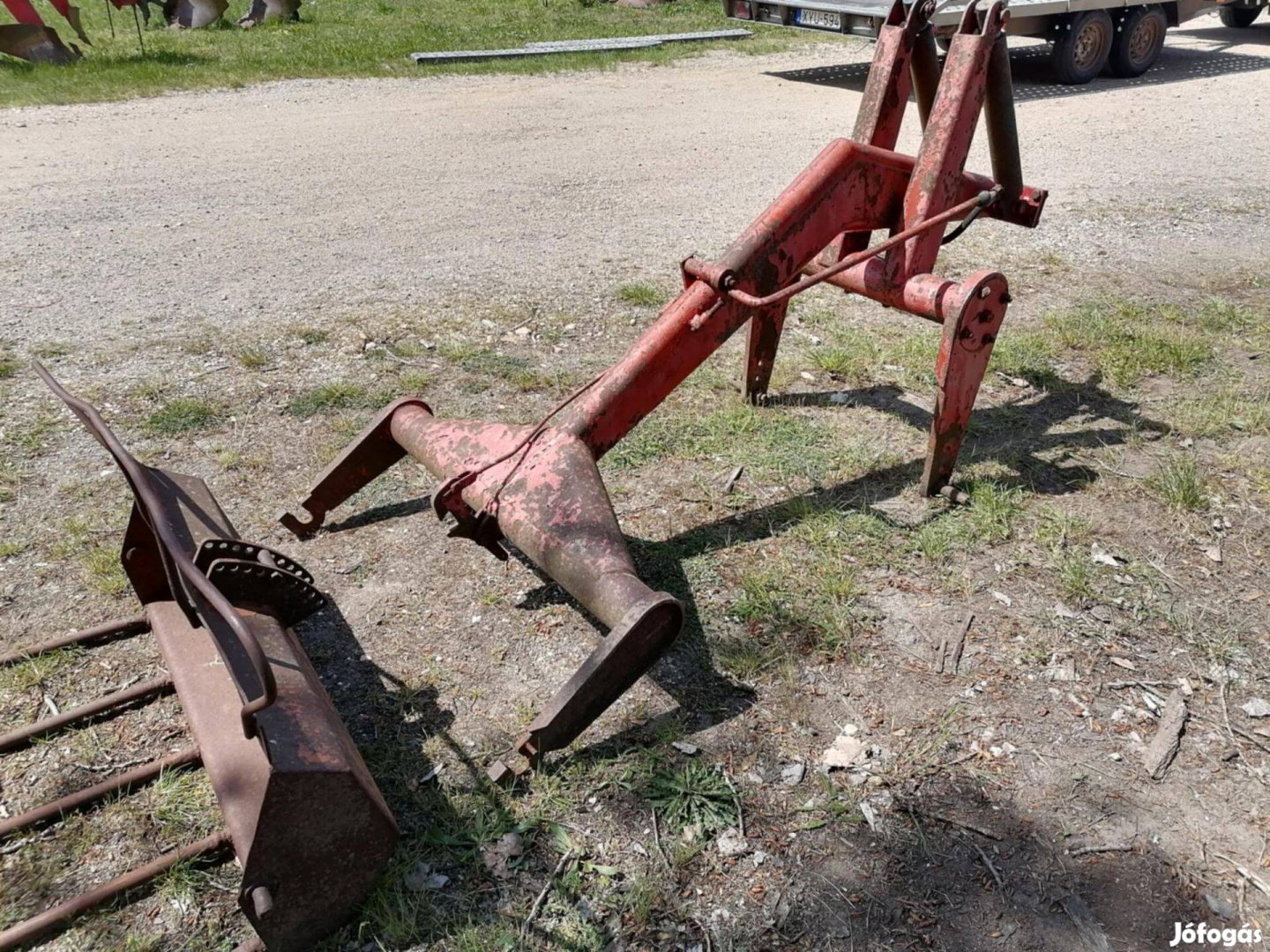 Farrakodó traktor hátsó hidraulikájára függeszthető