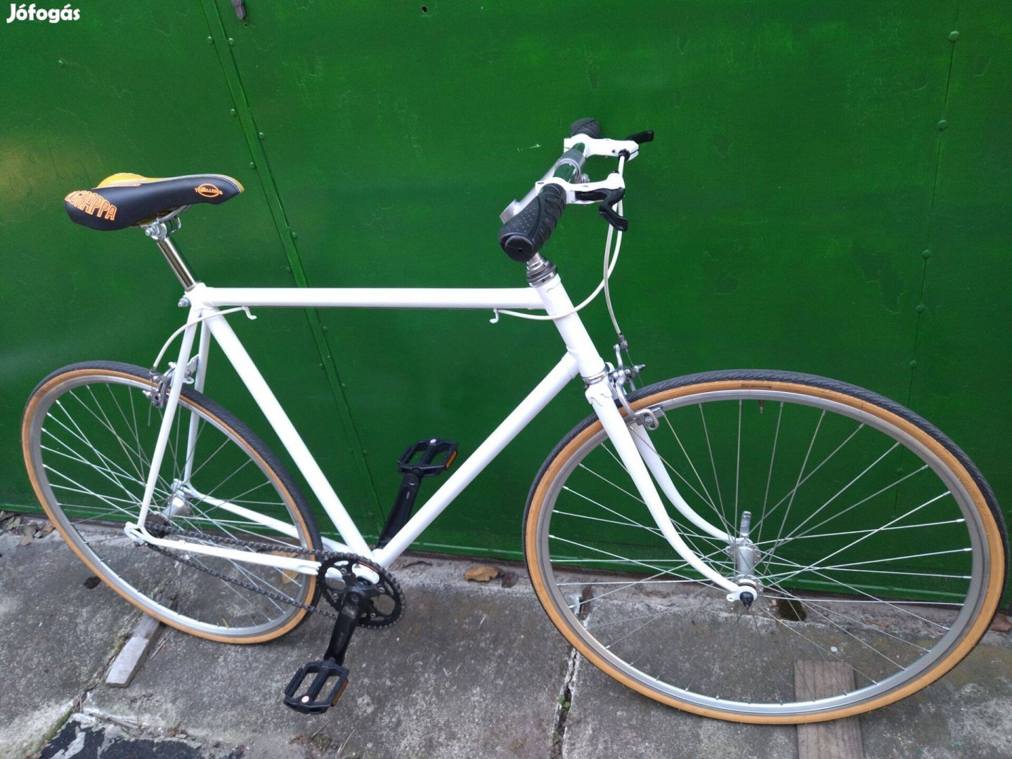 Favorit single speed 58 cm acél váz,újszerű állapot,új kerekek