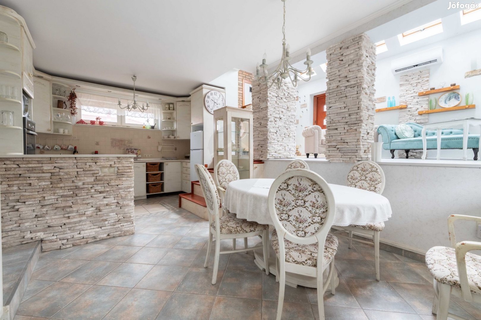 Fedezze fel álmai otthonát 9 szobás családi ház Komárom