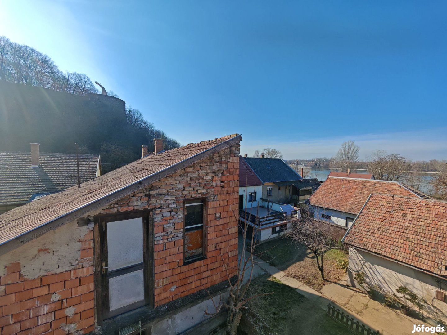 Fedezze fel otthonát Esztergom szívében - 2 szobás ház várja Önt!