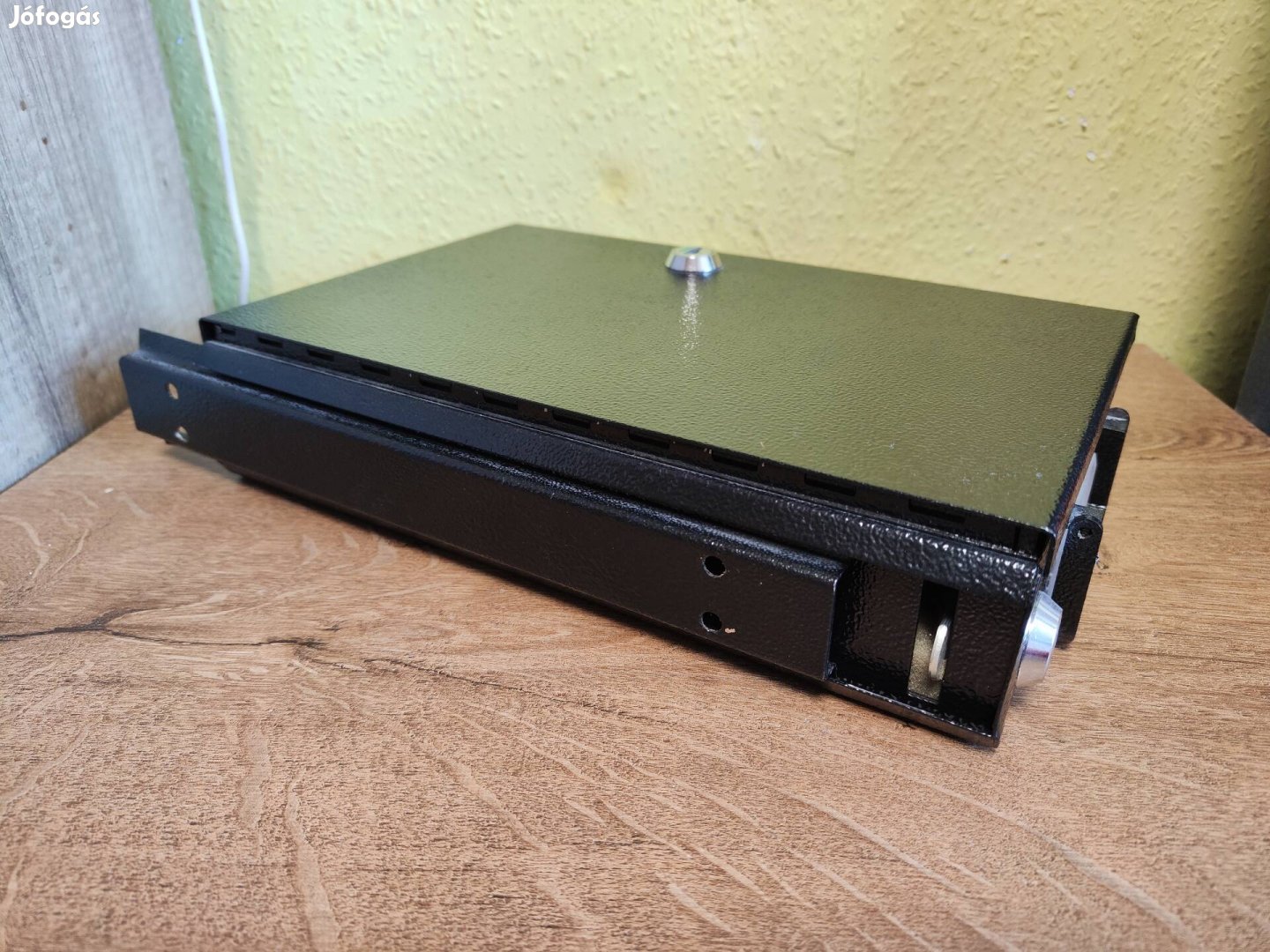 Fegyverkazetta rögzítő sínnel