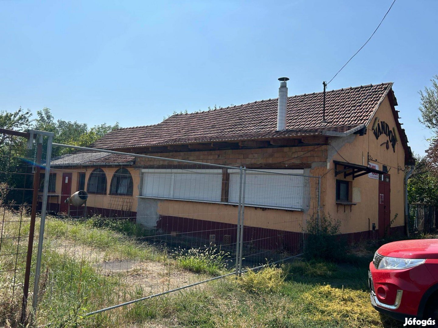 Fegyverneken eladó / kiadó Ház vagy üzlethelyiségnek 4 fő uton