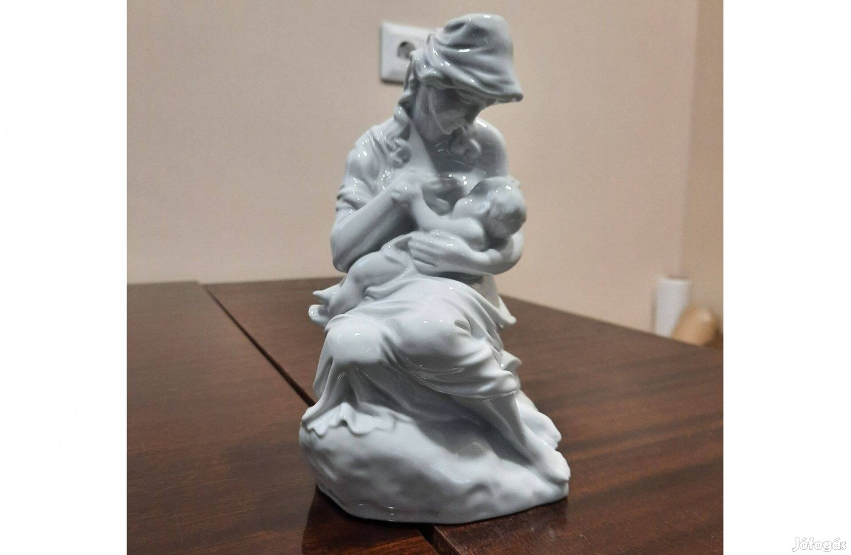 Fehér Herendi porcelán Anyaság, szoptató Anya gyermekével